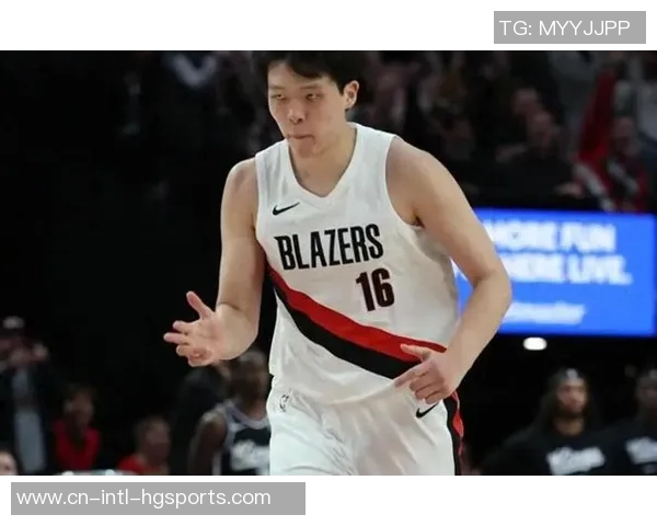 杨瀚森防守表现不佳面对挡拆和波斯特三分显得犹豫不决