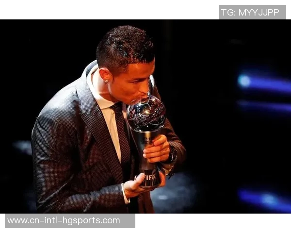 C罗分享最佳中东球员奖杯照感谢所有支持者的陪伴与鼓励